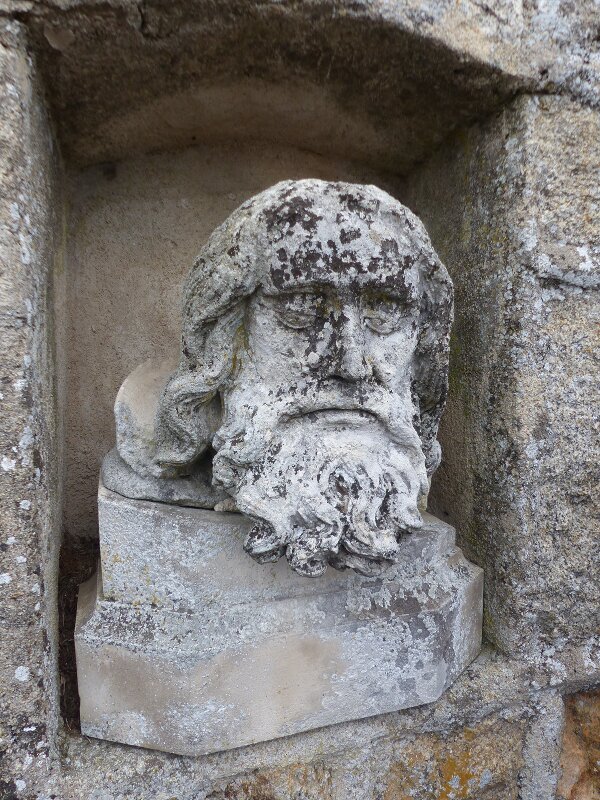 La t�te sculpt�e de l'�glise de La Roche l'Abeille